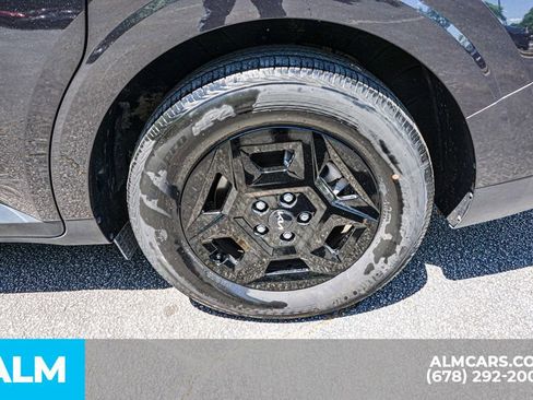Used 2025 Kia Carnival FWD image 17
