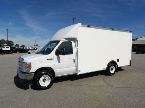Used 2022 Ford E-350 and Econoline 350 Super Duty w/ Power Windows & Locks Group image 3