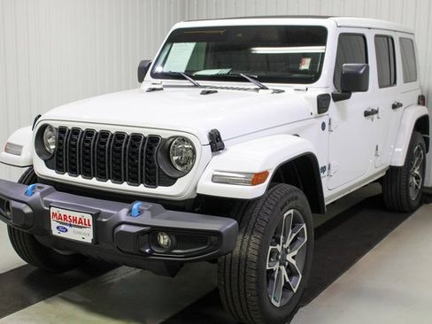 Used 2024 Jeep Wrangler Unlimited image 3