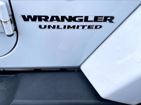 Used 2015 Jeep Wrangler Unlimited Sahara w/ Connectivity Group AWD/4WD image 31