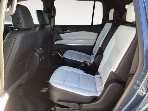 Used 2025 Chevrolet Traverse High Country image 30