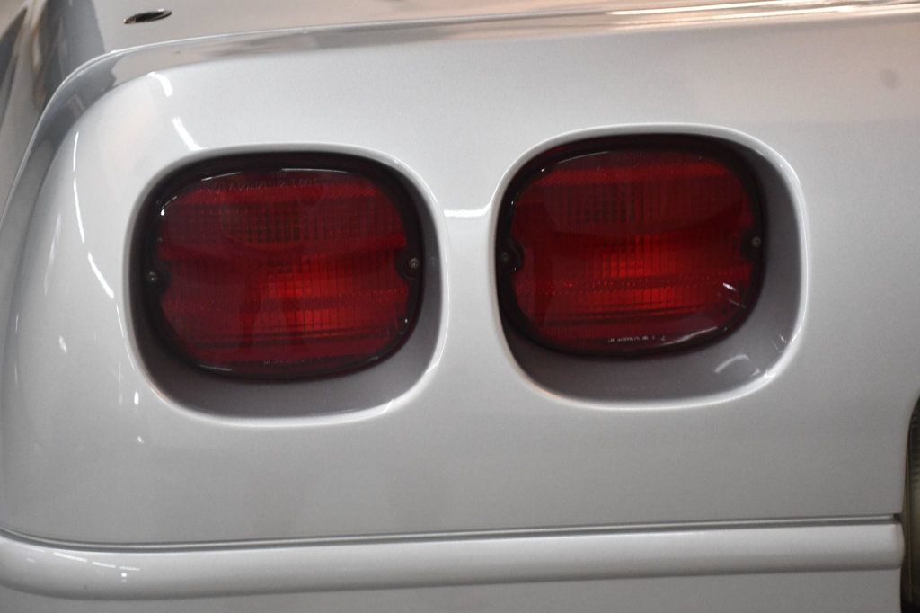 Used 1996 Chevrolet Corvette Coupe RWD image 11