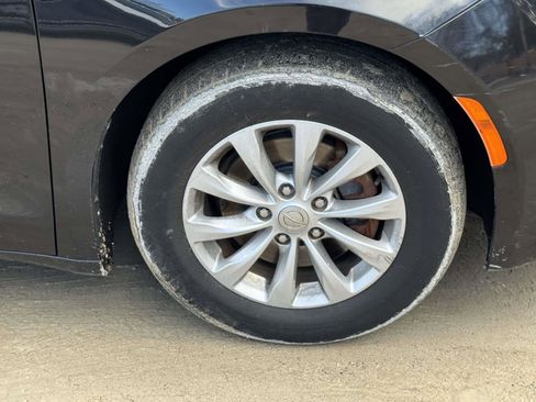 Used 2017 Chrysler Pacifica Touring-L image 6