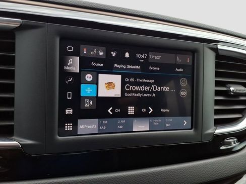 Used 2022 Chrysler Voyager LX FWD image 13
