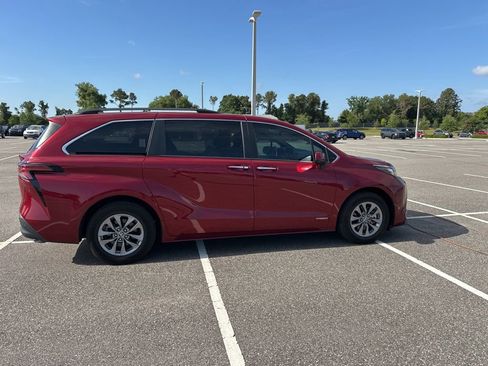 Used 2021 Toyota Sienna XLE FWD image 5