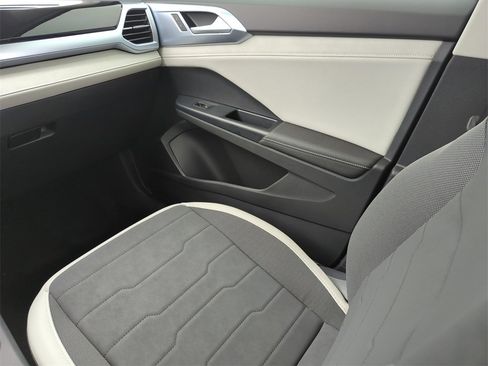 Used 2025 Volkswagen Taos SE image 27