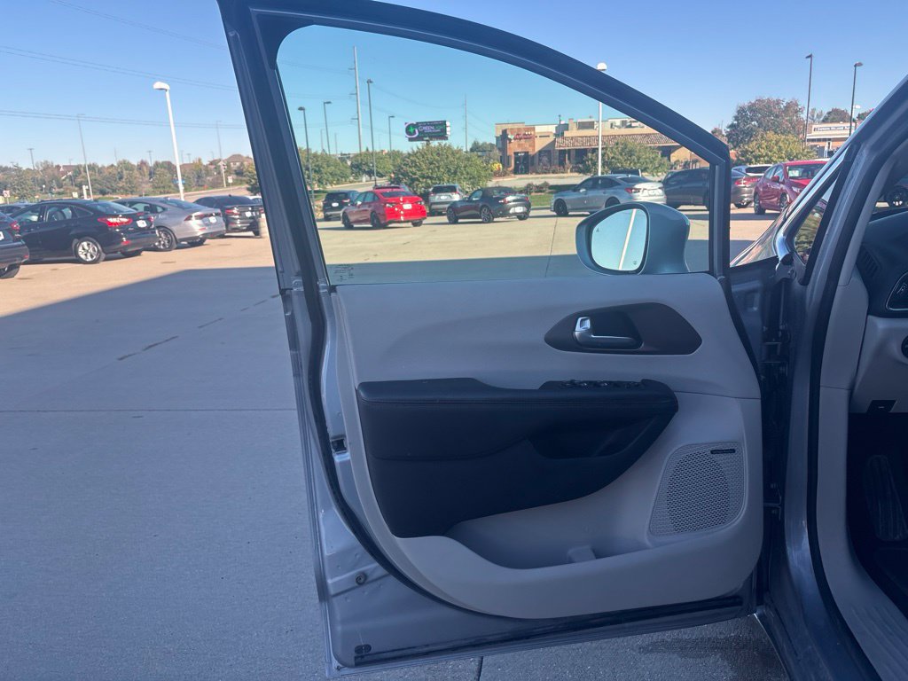 Used 2019 Chrysler Pacifica Touring-L Plus FWD image 9