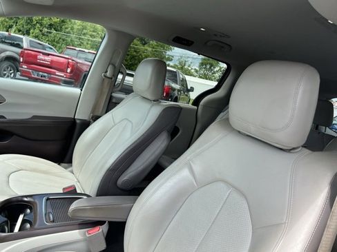 Used 2017 Chrysler Pacifica Touring-L Plus w/ Advanced Safetytec Group image 5