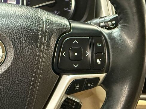 Used 2017 Toyota Highlander XLE image 30