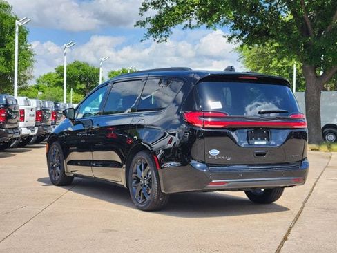New 2026 Chrysler Pacifica Limited FWD image 4