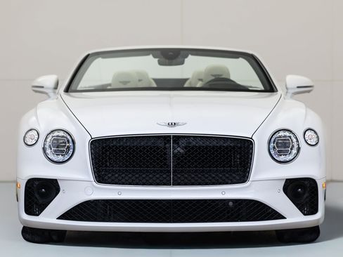 Used 2024 Bentley Continental GT image 2