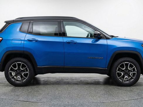 Used 2025 Jeep Compass Trailhawk image 11