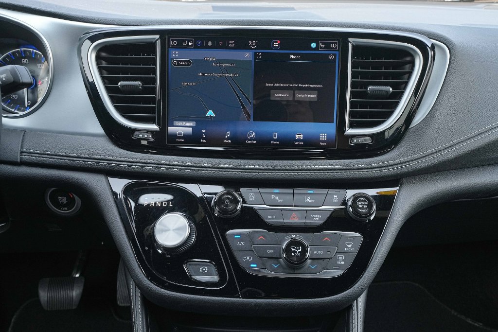 Used 2025 Chrysler Pacifica Limited FWD image 30