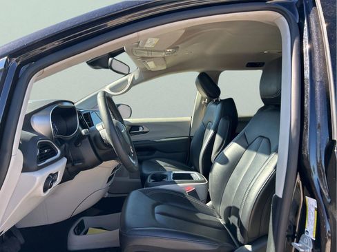 Certified 2024 Chrysler Pacifica Touring-L image 25