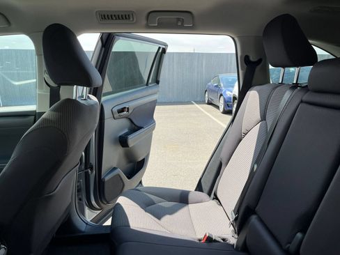 Used 2025 Toyota Highlander LE FWD image 36