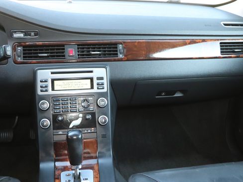 Used 2010 Volvo V70 image 14