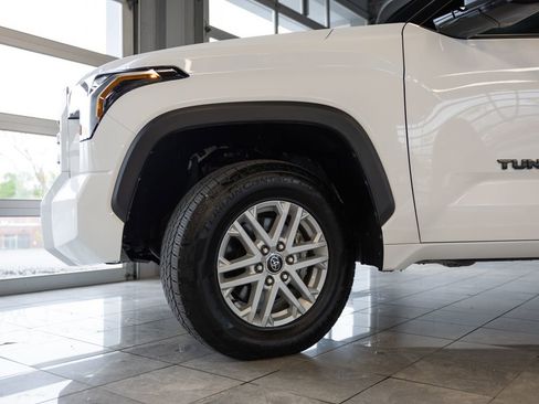 Used 2022 Toyota Tundra SR5 w/ SR5 Convenience Package AWD/4WD image 10