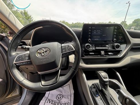 Used 2022 Toyota Highlander XLE FWD image 11
