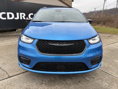 New 2026 Chrysler Pacifica Select image 2