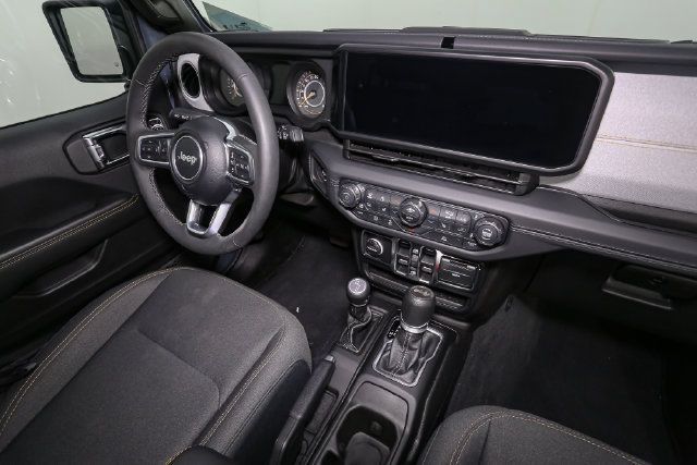 Used 2026 Jeep Wrangler Unlimited Sahara AWD/4WD image 18