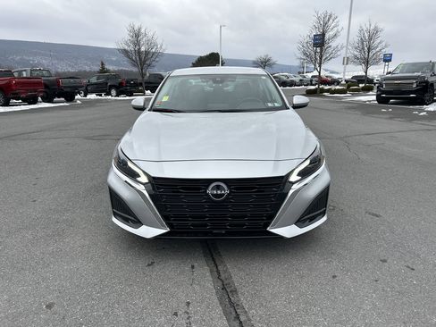 Used 2023 Nissan Altima 2.5 SV image 2
