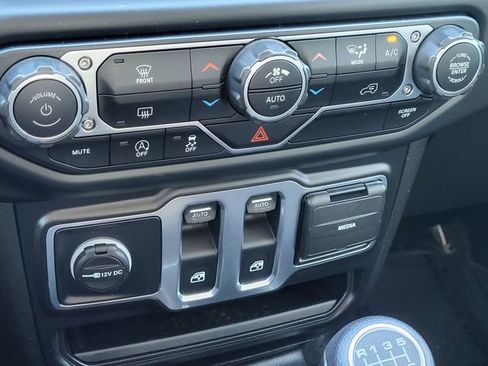 Used 2019 Jeep Wrangler Sport AWD/4WD image 15