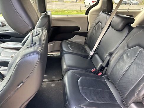 Used 2019 Chrysler Pacifica Touring-L w/ Advanced Safetytec Group image 15