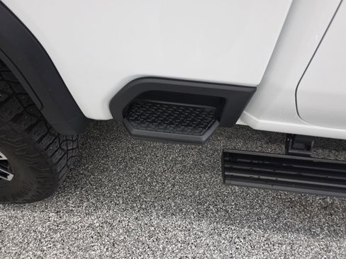 Used 2024 GMC Sierra 2500 AT4X image 16