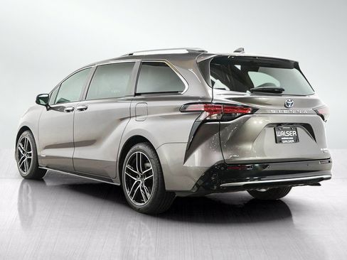 Used 2021 Toyota Sienna Platinum AWD/4WD image 3