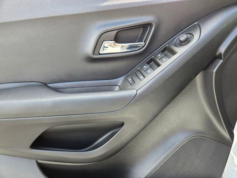 Used 2020 Chevrolet Trax LS w/ LPO, Cargo Package FWD image 18