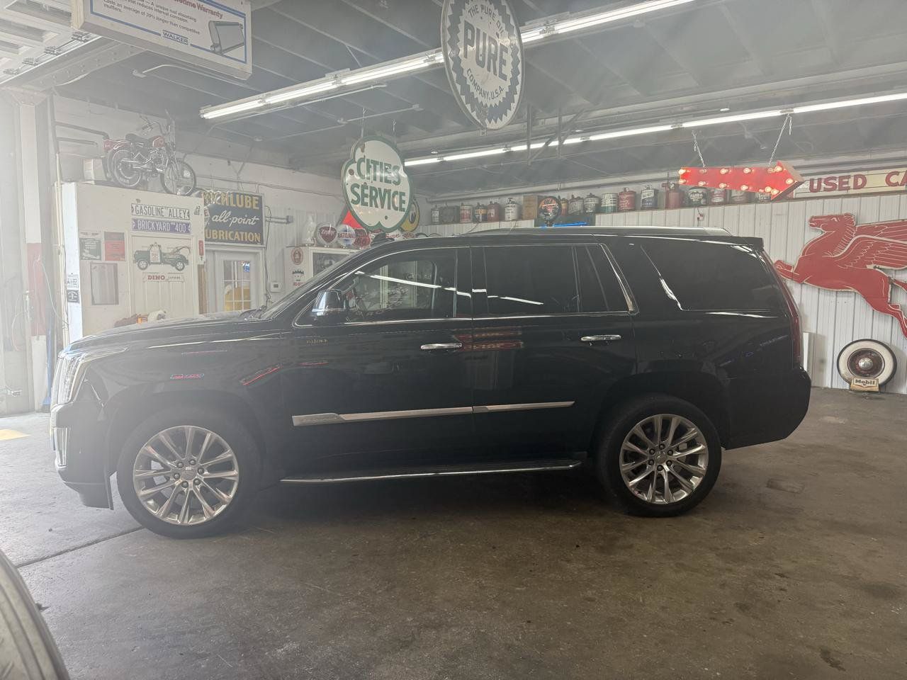 Used 2020 Cadillac Escalade Luxury AWD/4WD image 2