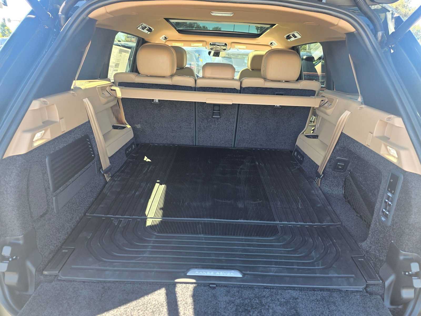 New 2026 Land Rover Range Rover Long Wheelbase SE AWD/4WD image 14