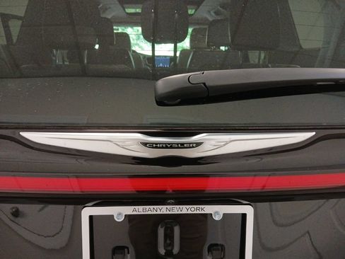 Used 2021 Chrysler Pacifica Touring-L w/ Premium & Safety Sphere Group AWD/4WD image 28