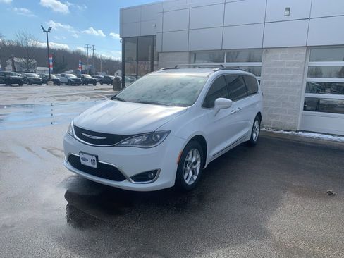 Used 2017 Chrysler Pacifica Touring-L Plus w/ Tire & Wheel Group image 2