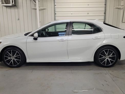 Used 2022 Toyota Camry SE image 3