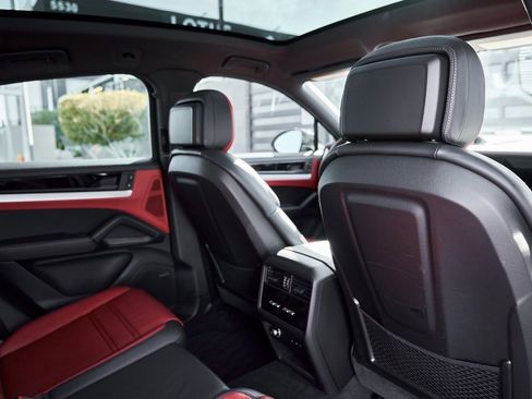 Used 2024 Porsche Cayenne Coupe image 36