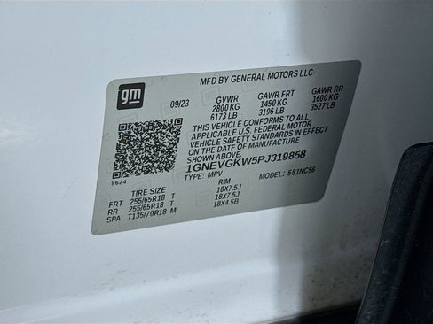 Used 2023 Chevrolet Traverse LT w/ Rear Camera Mirror Package image 34