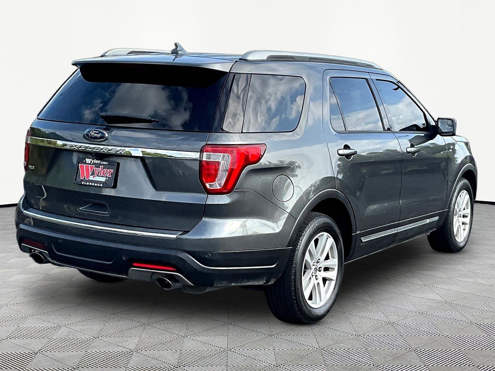 Used 2018 Ford Explorer XLT w/ Equipment Group 202A FWD image 6