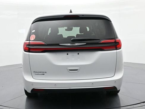 Used 2024 Chrysler Pacifica Touring-L FWD image 7