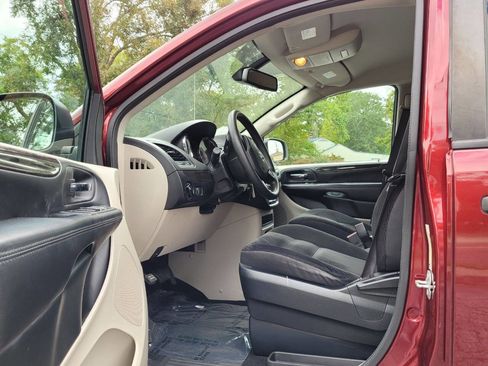 Used 2019 Dodge Grand Caravan SE w/ UConnect Hands-Free Group image 5