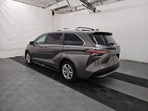 Used 2024 Toyota Sienna Platinum AWD/4WD image 6