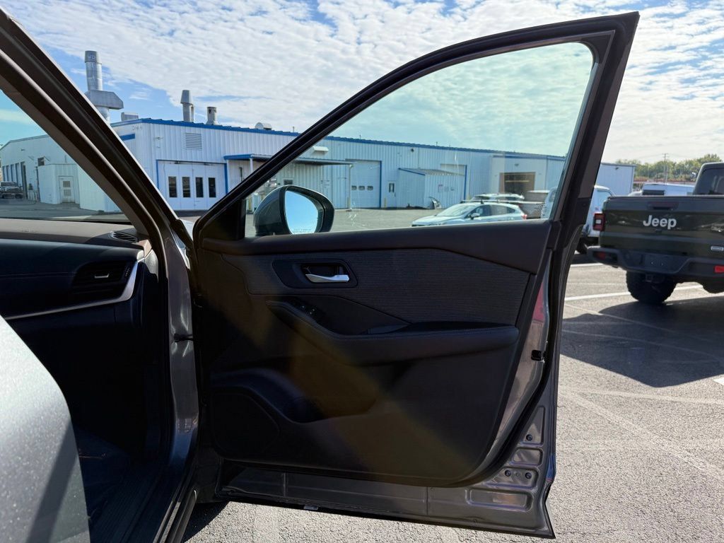 Used 2023 Nissan Rogue SV AWD/4WD image 19