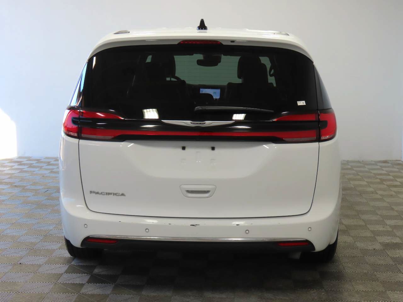 Used 2025 Chrysler Pacifica Select FWD image 4