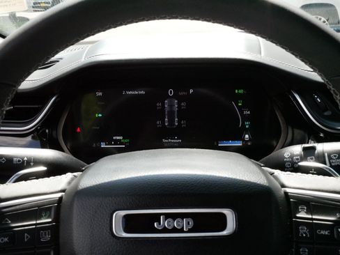 Used 2022 Jeep Grand Cherokee Limited 4xe w/ Luxury Tech Group II AWD/4WD image 21
