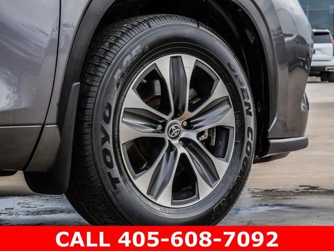 Used 2021 Toyota Highlander XLE AWD/4WD image 9