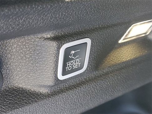 New 2025 Jeep Grand Cherokee L Altitude image 9