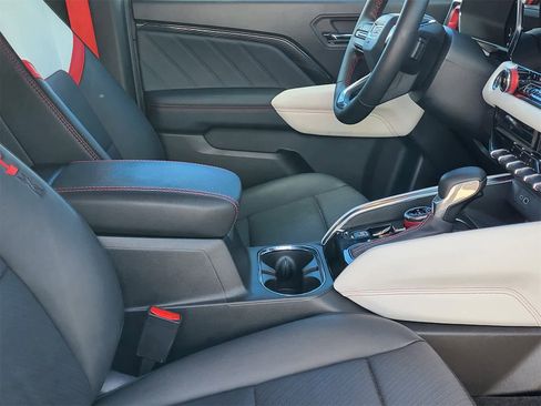 Used 2025 GMC Canyon AT4 w/ AT4X Package image 26