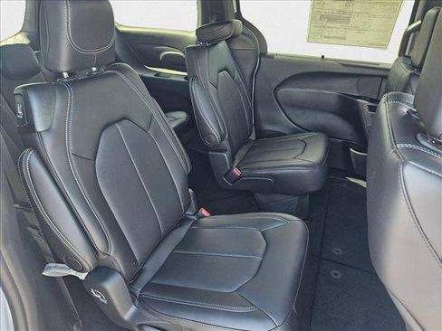 New 2025 Chrysler Pacifica Select image 15