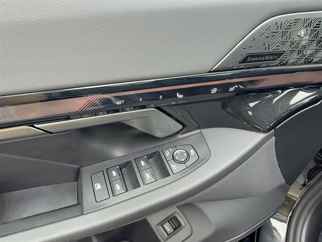Used 2025 BMW 550e xDrive w/ Premium Package AWD/4WD image 8