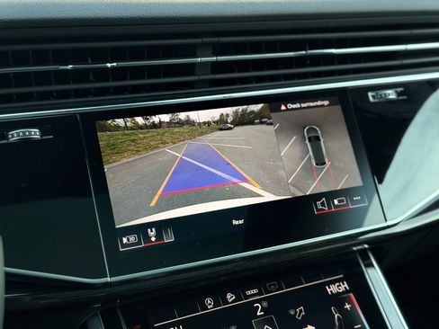Used 2025 Audi Q8 Premium image 21